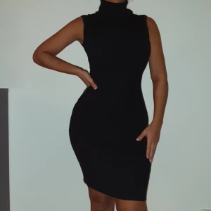  - Klänning från Bikbok, helt oanvänd med prislappen kvar !  Köpt förra året för 299:-  Säljs för 149:- (inklusive frakt)  Ribbat, tjockt tyg. Väldigt stretching och passar XS-M.  Mina mått:  168cm 64kg Bröst 94cm  Midja 65cm  Höfter 105 cm 