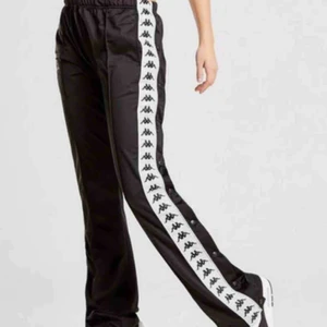 Kappa popper pants - Säljer världens snyggaste byxor som tyvärr är för små för mig 😭😫 nästintill nya. (Super skick) har knappar längs med kanten. Knytsnöre i midjan. Modell upp till naveln! Stl M, Orginal pris 699kr säljer för 200. Kan mötas i Umeå eller köpare står för frakt!