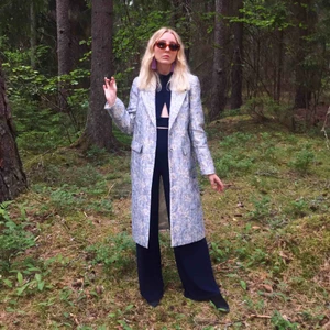  - Ljusblå kappa i brokad från H&M. Fint skick, använd fåtal gånger. Endast upphämtning/mötas upp i Sthlm.