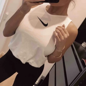  - Snyggt basic vitt linne från Nike. Svart logga. Strl M, jättefint skick!  Frakt betalas av köpare om det ska skickas!🌸