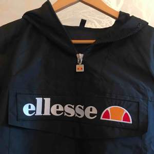 Ellesse Mont Real jacket, nyskick använd 1 gång. Köpt för 900:- jackan är superfin men för liten för min smak:) frakt kan tillkomma