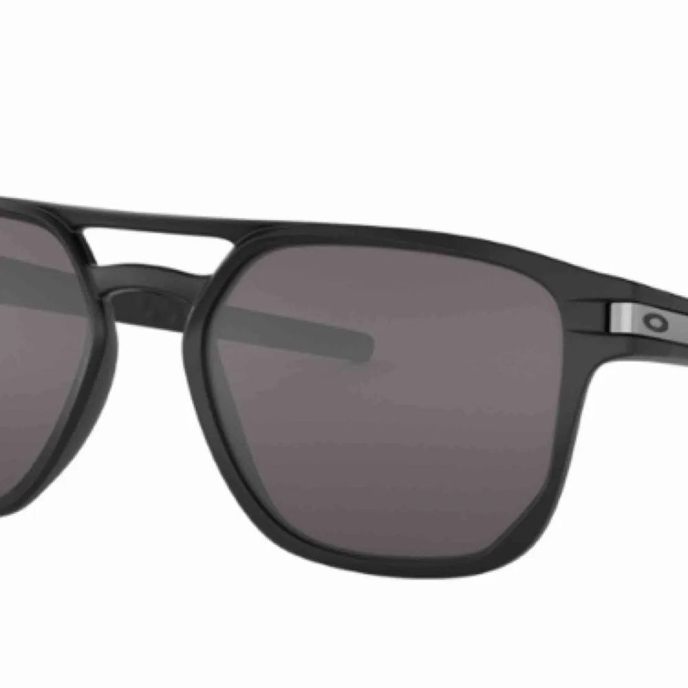 Oakley solglasögon, oanvända, modell Latch™ Beta, lins Prizm Grey. Glasögonen har ett prizm glas vilket gör att kontraster minimeras och färger syns otroligt bra vid skidåkning eller fiske.  Jag står för frakt. nypris 1540kr.. Accessoarer.
