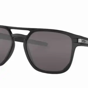 Oakley solglasögon, oanvända, modell Latch™ Beta, lins Prizm Grey. Glasögonen har ett prizm glas vilket gör att kontraster minimeras och färger syns otroligt bra vid skidåkning eller fiske.  Jag står för frakt. nypris 1540kr.