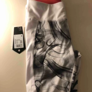  - Vita träningsbyxor, OANVÄNDA! Nypris 299kr säljer för 120kr och köparen står för frakten på ca 50kr 🥰