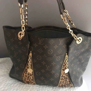  - Fin väska Hämtas i Västerhaninge eller skickas, köparen står då för frakt 