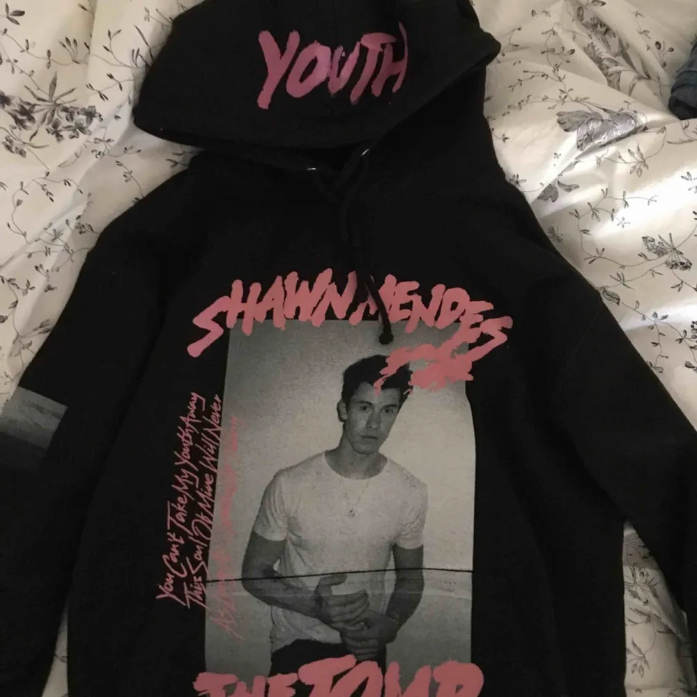 Shawn mendes hoodie, köpt på hans konsert i Stockholm. Använd endast 2 gånger och nypris var 650kr. Priset kan diskuteras 💕. Hoodies.