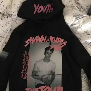 Shawn mendes hoodie, köpt på hans konsert i Stockholm. Använd endast 2 gånger och nypris var 650kr. Priset kan diskuteras 💕