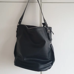  - Jättefin svart väska från pieces! Fick i present och aldrig använt då den är lite förstor för mig.  Kan mötas upp i Karlskrona, annars står köpare för frakt💓