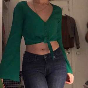  - Snygg grön topp/blus från Bershka! Står storlek M men passar mig som är XS-S också. 