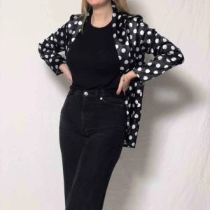  - Helt ny svart och vit prickig kavaj/blazer från Boohoo i sidenaktigt material. Mötas upp i Malmö annars står köparen för frakten. Frakt: 40kr 