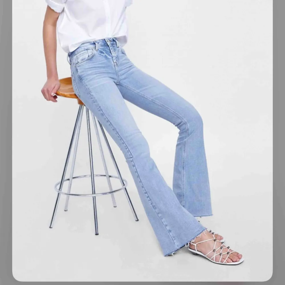 Skitsköna bootcut jeans från Zara som formar jätte  fint! Säljer för att de inte används. Perfekt i längden för mig som är 170! Köparen står för eventuell frakt!. Jeans & Byxor.