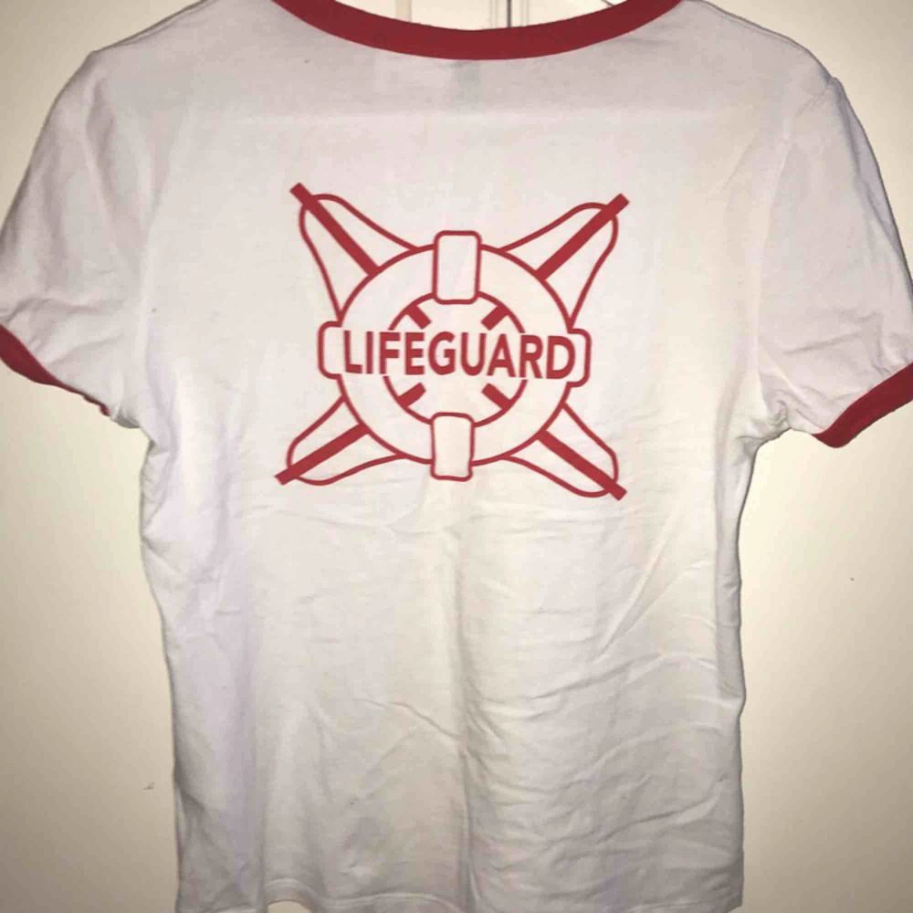 En vit T-shirt med röda ärmar och krage från H&M med tema från Stranger Things🔦. Sparsamt använd och i bra skick. Tröjor & Koftor.