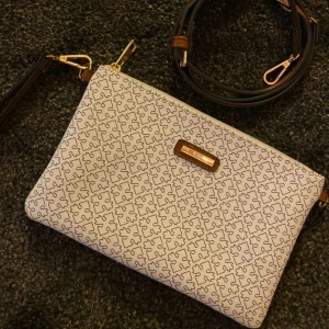  - En fin väska med gulddetaljer. Säljes pga använder aldrig. Den är som ny. Nypris 300kr, mitt pris 100kr + frakt 50kr. 