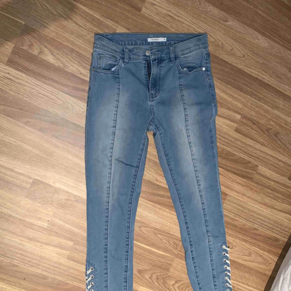 Jättefina jeans med snörning längst ner Sparsamt använda och i fint skick. Jeans & Byxor.