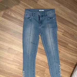  - Jättefina jeans med snörning längst ner Sparsamt använda och i fint skick