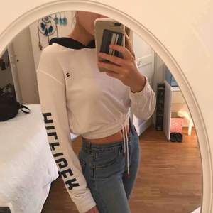 Cropped Tommy Hilfiger sweater in size XS but also fits S. Only worn a few times. Meet up in Stockholm or pay for shipping🤩 (I take swish)