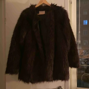  - Lila/svart fuskpäls från hm, medelkort, täcker precis rumpan på mig som är 167 cm. Kan skicka bilder om det behövs. Möts upp i Stockholm annars står köparen för frakt.