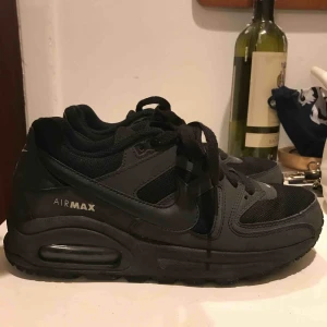  - Säljer mina svarta Nike airmax skor, pga för stora för mig. Endast använda ett fåtal gånger, och inköpta för 1000 kronor så riktigt bra pris☺️☺️ FRI FRAKT!