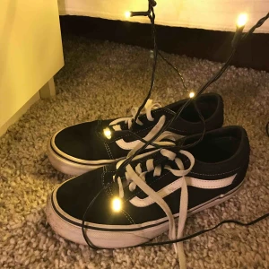  - Säljer dessa super coola vans!! Original priset var 800 men nu när de blivit för små säljer jag dem 🎊 kunden står för frakten. Det är använda få gånger och lite av loggan på hälen av skon är borta men annars är de i super skick🥰