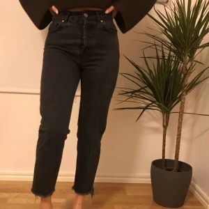  - Säjer dessa supersnygga mom jeans i en mörkgrå färg🤩 Dom har tyvärr blivit försmå för mig (inte jag på bilden, 163cm) 😇⚡️ frakt tillkommer👼🏼
