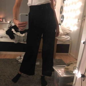  - Pösiga svarta byxorna från hm, aldrig använda men dock ingen prislapp kvar. Orginalpris: 200kr