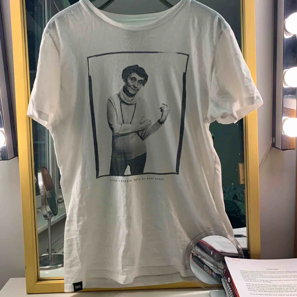 Svart och vit Astrid Lindgren T-shirt. Bra skick. . T-shirts.