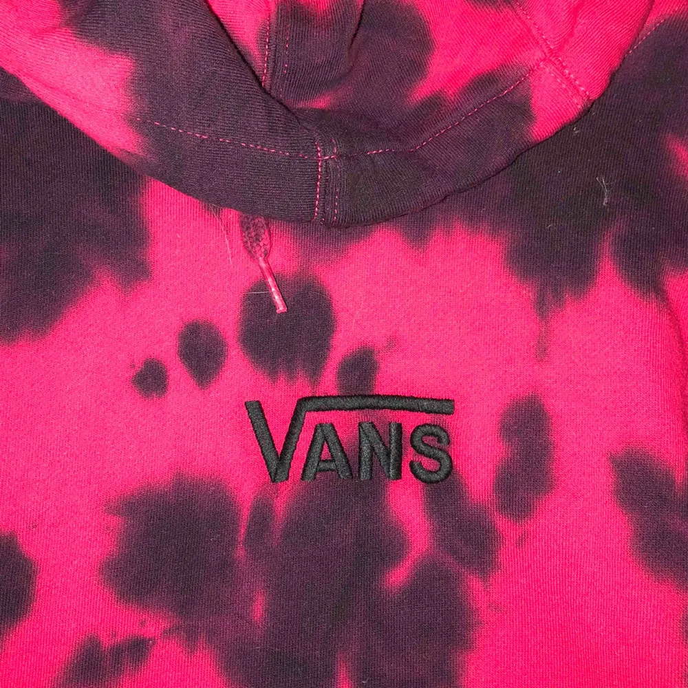 En tie dyed hoodie från vans, använd fåtal gånger då den är för liten för min smak. Storlek S rosa och svart!🤩. Hoodies.