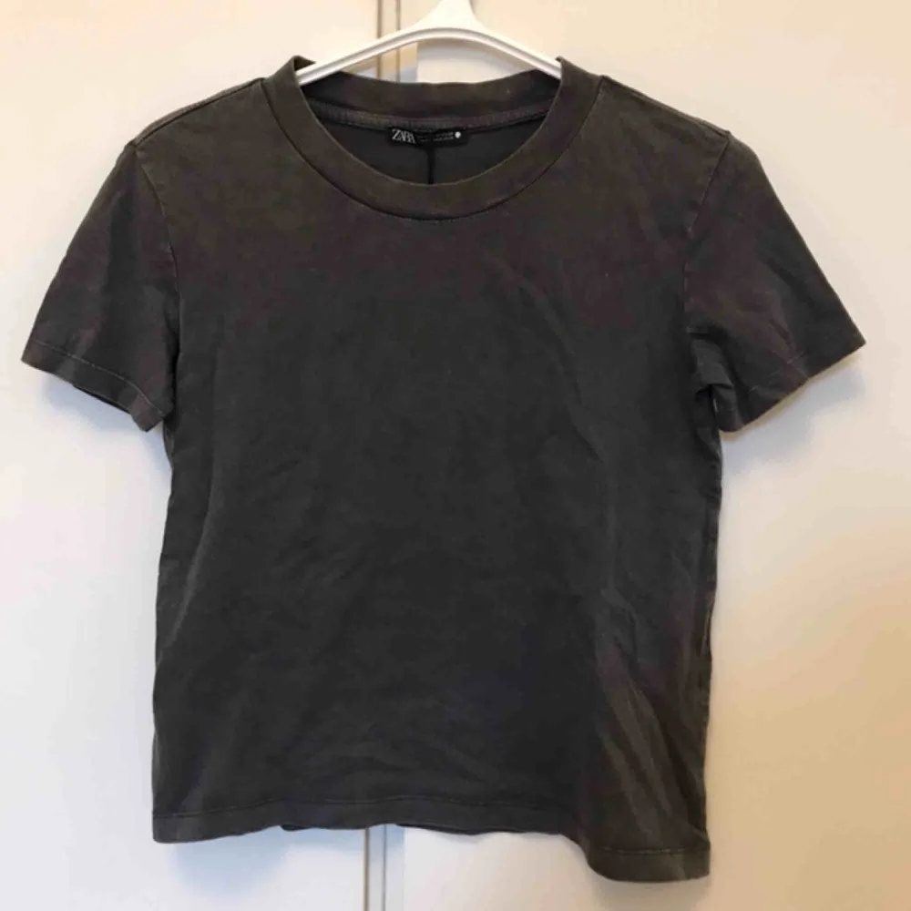 ”Urtvättad” grå t-shirt från zara som är oanvänd med alla lappar kvar. Kan mötas i Stockholm, annars tillkommer frakt🥰. T-shirts.
