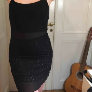  - jättefin klänning med paljetter nertill! klänningen har en underdel på toppen men är väldigt see-through nertill så kjol/underklänning passar bra, ganska liten på den övre delen men strapsen kan anpassas!