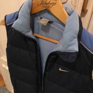  - Äldre dunväst från Nike. Medium på lappen men sitter mer som small . Kan hämtas i Uppsala eller skickas mot fraktkostnad. 45cm armhåla till armhåla 