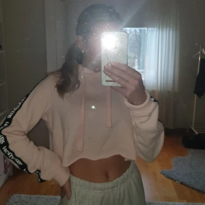  - Mysig rosa hoodie från hollister, den är cropped och har märket broderat på ärmarna. Helt ny💓