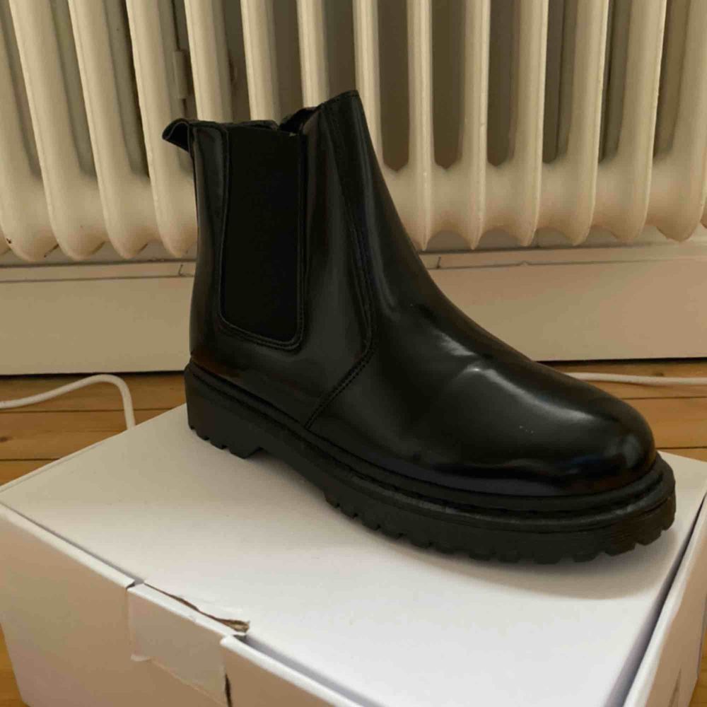 Glansiga Chelsea boots storlek 37 med dragkedja Helt nya endast provat dom. Nypris 400kr . Skor.