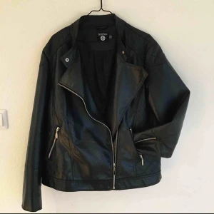  - Skinnjacka från Boohoo. Ungefär 3 år gammal men använd sparsamt. Strl 46 och köpt för 450kr ungefär. Finns i Stockholm för att mötas upp, om du vill ha den skickad så står du för frakten!✨
