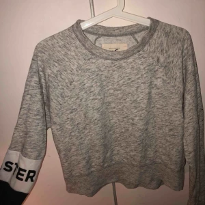  - Hollister sweatshirt, grå med ”hollister runt högerarmen och ”los angeles” på andra. Sitter bra och behaglig ahh ha på sig. Köparen står för frakt