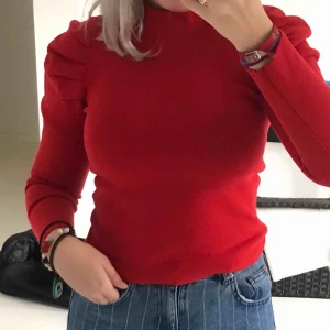  - Röd tröja med puffiga axlar (ej axel vaddar) kontakta mig om frakt samt annan information❤️❤️