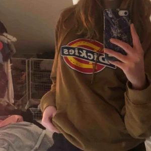  - En nice Dickies hoodie. Använd typ tre gånger så mer eller mindre helt ny. Köpare står för frakt☺️ 