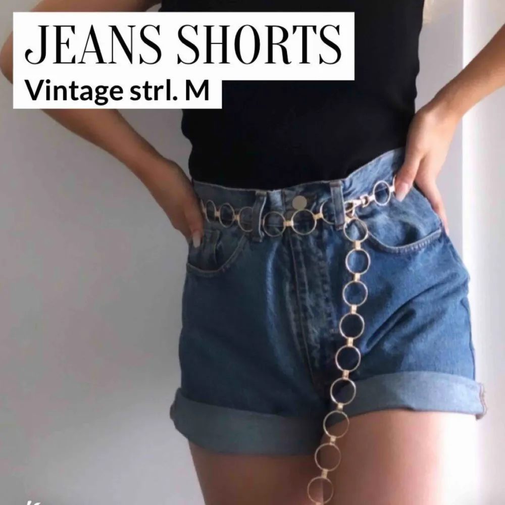 Ett par jeansfärgade vintageshorts med highwaist och perfekt passform. Med levisinspirerade fickor där bak 😍 . Shorts.