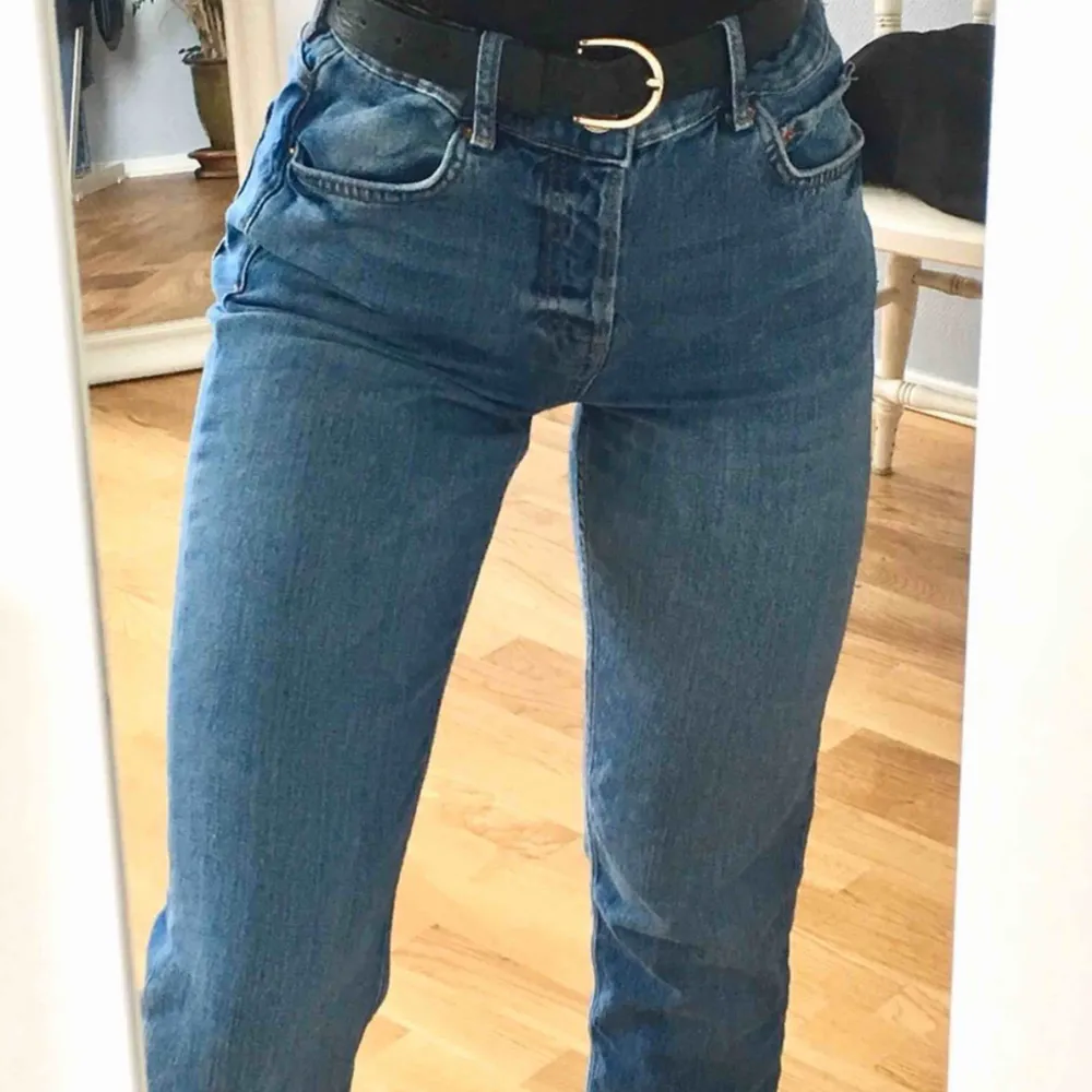 Snygga Original mom jeans från Gina Tricot! - strl 36 - raka i modellen - hög midja - säljes pga använder inte längre :) - originalpris: 499kr Kan mötas upp i Lund annars tillkommer en fraktkostnad🥳. Jeans & Byxor.