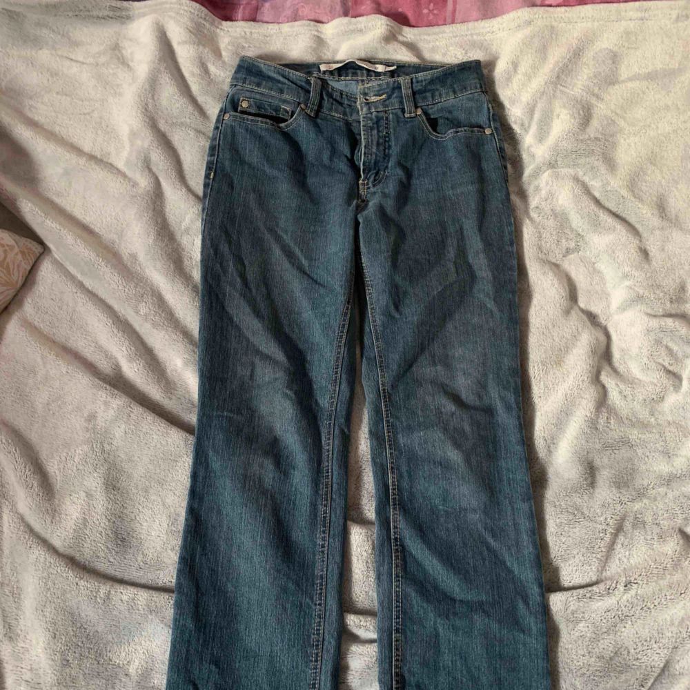 Ett par snygga typ 90tals jeans! Använder inte dom längre men är i bra skick👍🏼 kan mötas upp i Stockholm/söder och kan frakta men köpare står för frakten . Jeans & Byxor.