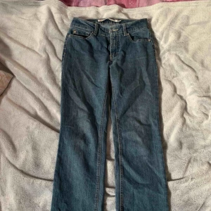  - Ett par snygga typ 90tals jeans! Använder inte dom längre men är i bra skick👍🏼 kan mötas upp i Stockholm/söder och kan frakta men köpare står för frakten 