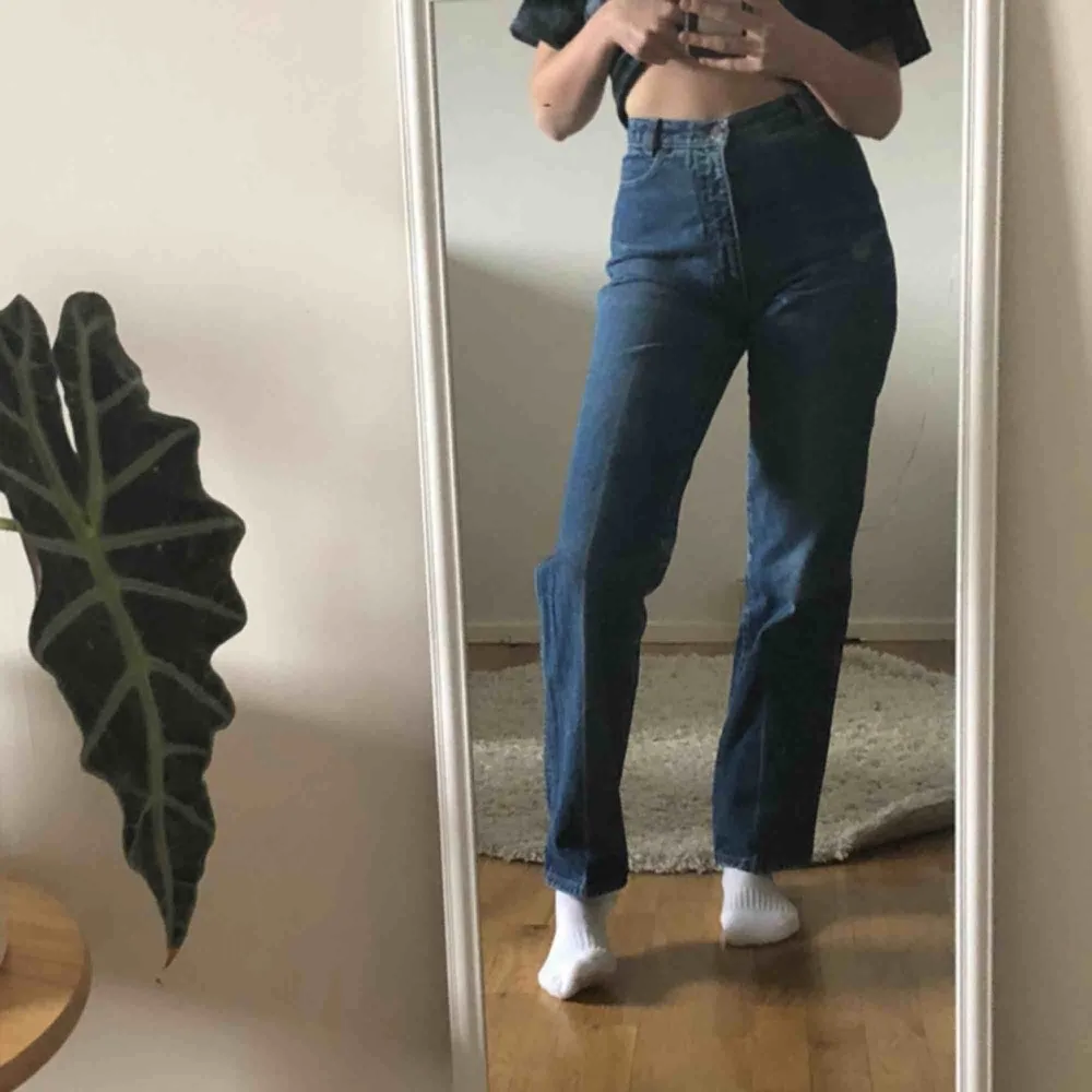 raka jeans från calvin klein! passar mig bra (jag är vanligtvis w26-w27) och 167cm lång, avklippta som på andra bilden🍁🌜🥧🏺🧡. Jeans & Byxor.