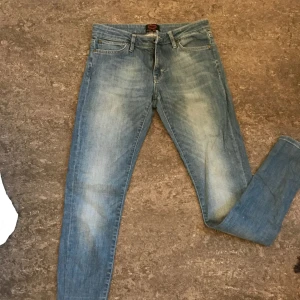  - Jeans från crocker. Normal midja, stuprörsmodell. Har sytt in dom som nu har börjat gå upp (se bild). Enkelt att fixa alternativt snygga som avklippta. Kan skickas. Frakt 70 kronor. 