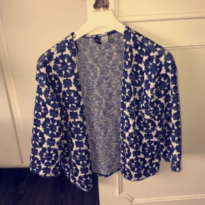  - Blå kofta med vita mönster från H&M  Storlek:S