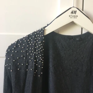  - Kortare stickad kofta, öppen modell, något längre framtill. Tror det är 38 i storlek men passar de flesta storlekar skulle jag tro. Pärlor över axlarna, i fint skick! Djur finns i hemmet. 