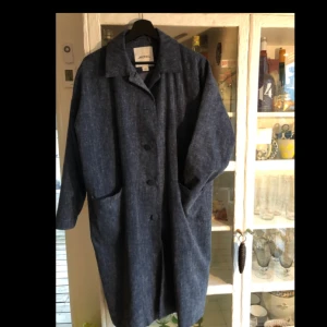  - Saknar översta knappen, knälång jacka i ngt oversize känsla, passar även en medium. Har katt, fraktar mot kostnad.