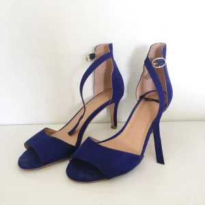  - Blåa klackskor med låg klack. Aldrig använda, vara provade. Köparen står för frakt. 