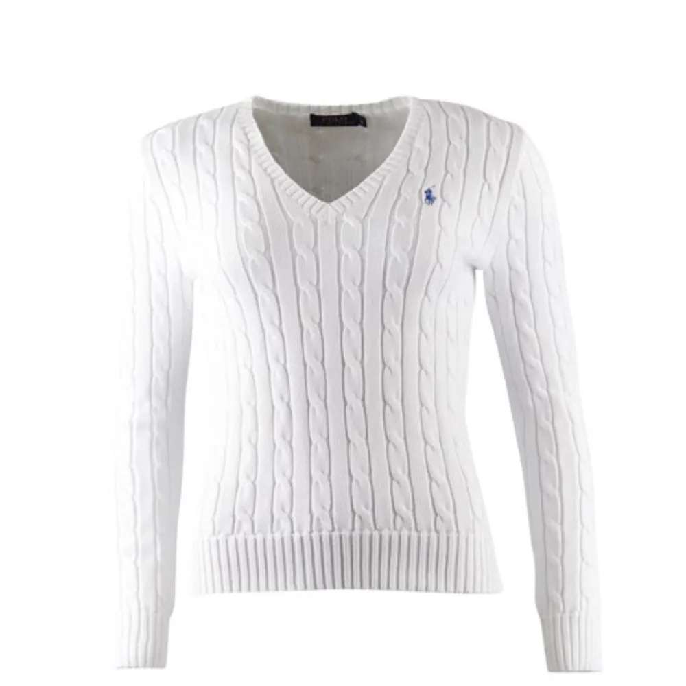 Säljer denna populära vita kabelstickade tröjan från Ralph Lauren🌸. Tröjor & Koftor.