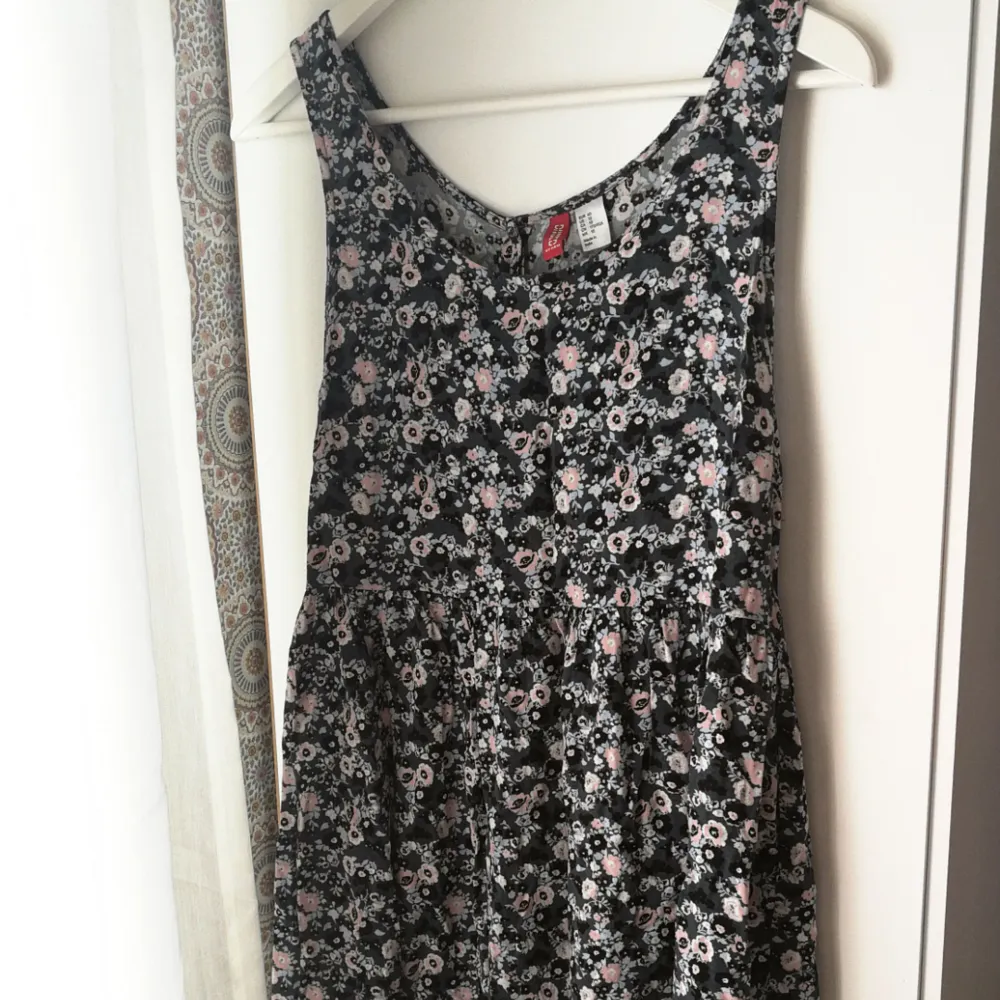 Blommig klänning från H&M med knappar i ryggen. Snålt använd, som oversize. . Klänningar.