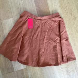 Oanvänd söt kjol från Forever 21 (prislapp på). 40kr + frakt eller mötas upp i Stockholm 