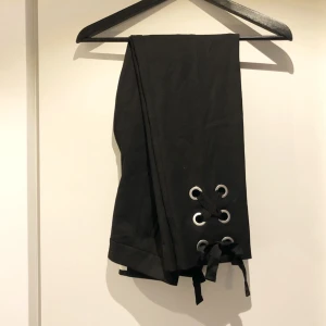  - Helt nya oanvända. Kostymbyxor med fin passform och annorlunda detaljer. 